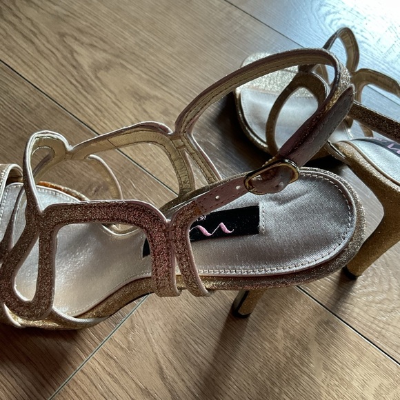 Nina Gold Strappy Heels for Formal Elegance - Picture 10 of 13